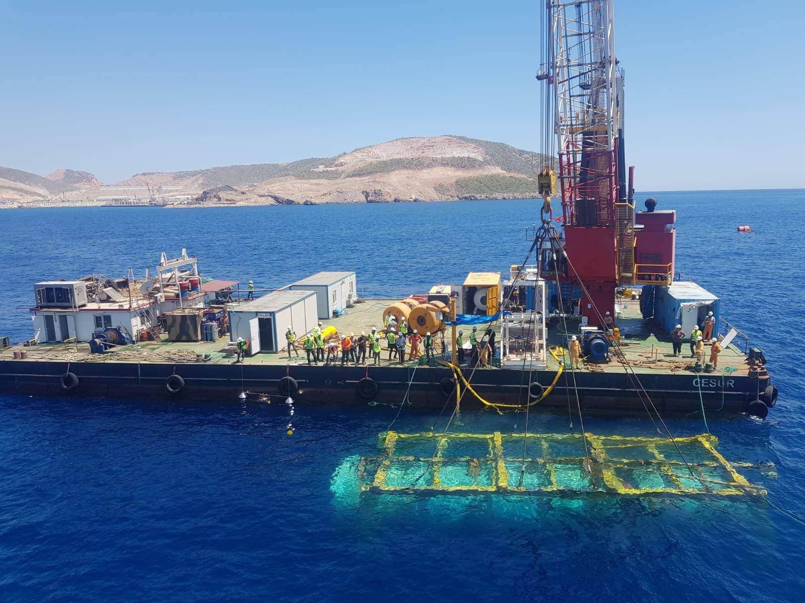 Seatrax 8032 pedastal vinç deniz tabanına yük indiriyor
